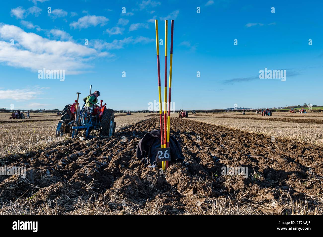 Oldtimer-Traktor Pflügen Furchen im Pflügen Spiel, East Lothian, Schottland, Großbritannien Stockfoto