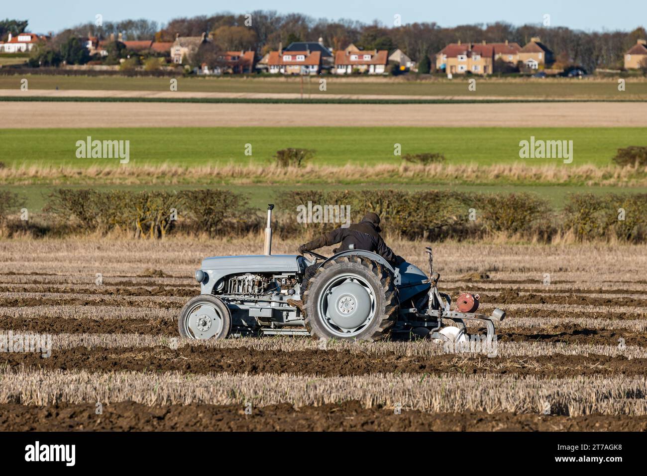 Oldtimer-Traktor Pflügen Furchen im Pflügen Spiel, East Lothian, Schottland, Großbritannien Stockfoto