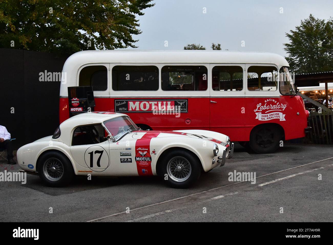 Motul AC Cobra und Racing Laborbus im Fahrerlager, Goodwood Revival, Goodwood Motor Circuit, Chichester, West Sussex, England, September 2023. Stockfoto