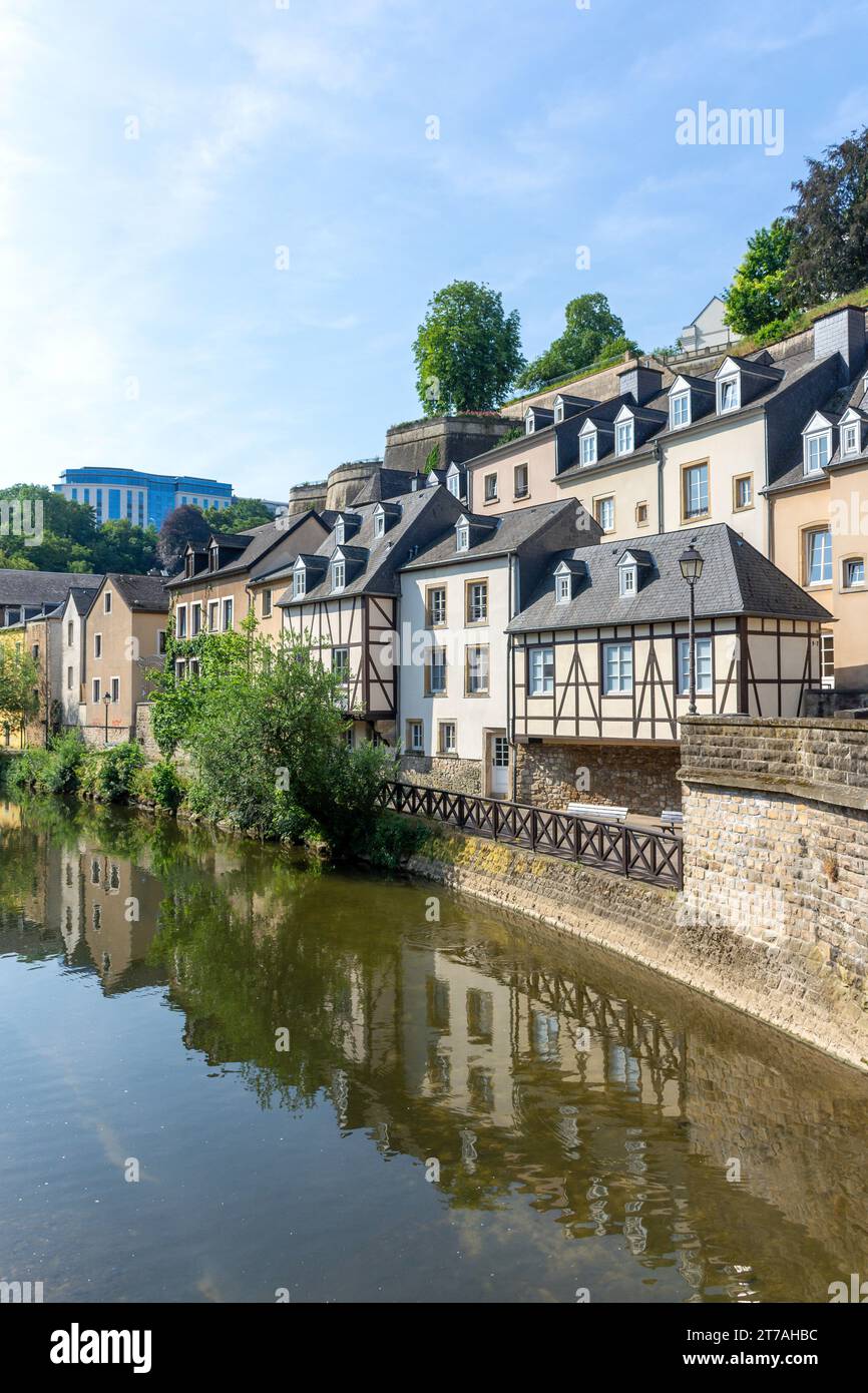 Historische Gebäude am Flussufer im Grund Quartier, Stadt Luxemburg, Luxemburg Stockfoto