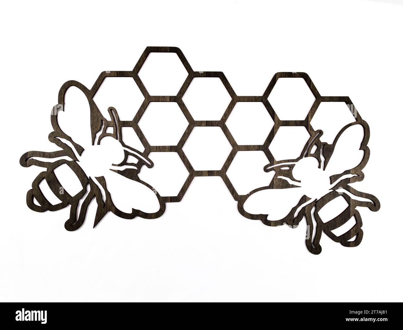 Zwei Bienen auf einer Wabe, Laser aus Holz geschnitten. Handgefertigte Wohndekoration. Stockfoto