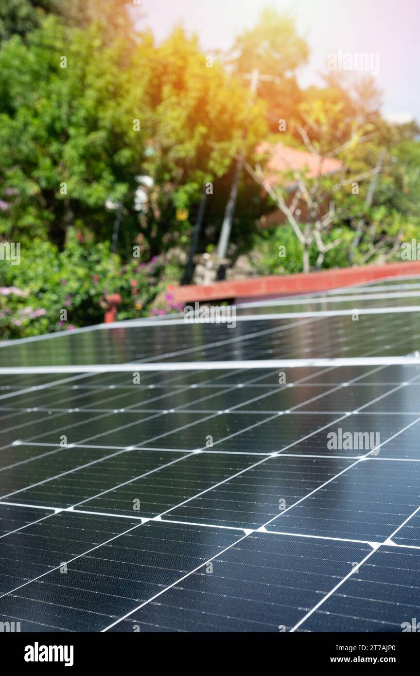 Erneuerbare Solarenergie mit Paneelen auf dem Dach des Hauses Stockfoto