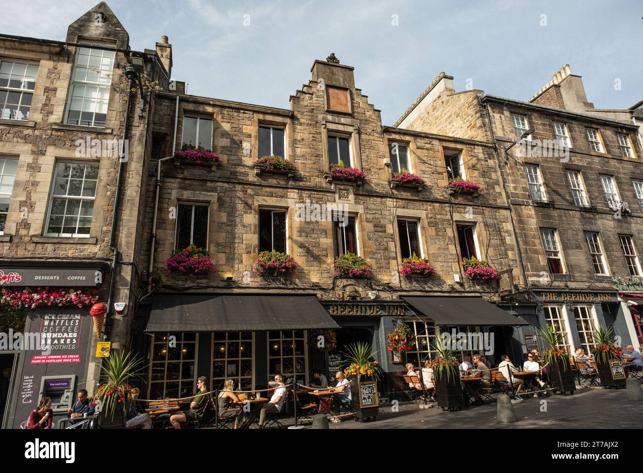 EDINBURGH, SCHOTTLAND - 6. September 2023: Da Edinburgh zum Weltkulturerbe gehört, ist der Tourismus eine wichtige Branche, und die Edinburgh Festivals und Kreuzfahrtschiffe sind ebenfalls zu sehen Stockfoto