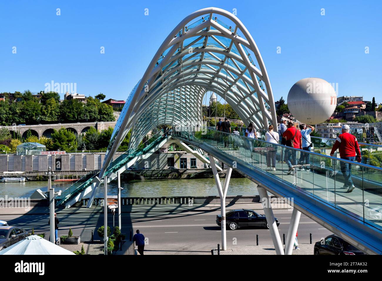 Tiflis, Georgien - 8. Oktober 2023: Fußgängerbrücke des Friedens über den Fluss Kura Stockfoto