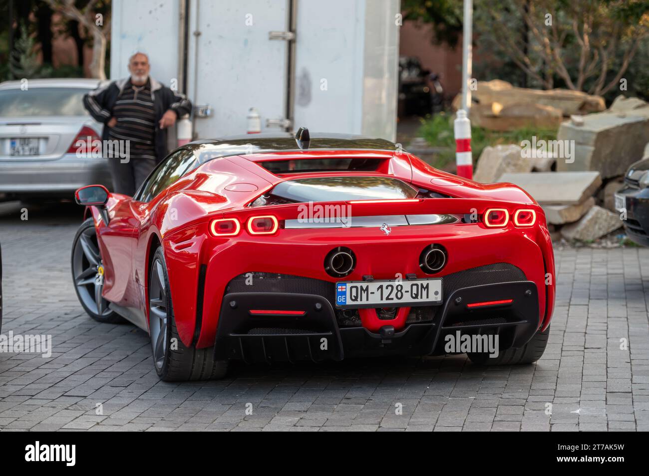 Tiflis, Georgien - 6. Oktober 2023: Roter Supersportwagen Ferrari SF90 Stradale in einer Stadtstraße. Stockfoto