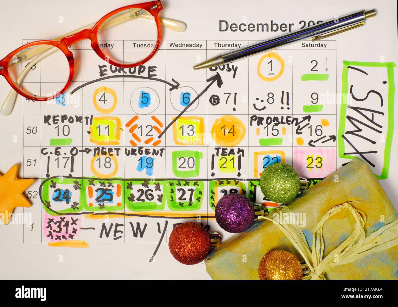 Kalender mit Geschäftsterminen, Einträgen zu weihnachtsferien, weihnachtsbällen und weihnachtsgeschenken. Stockfoto