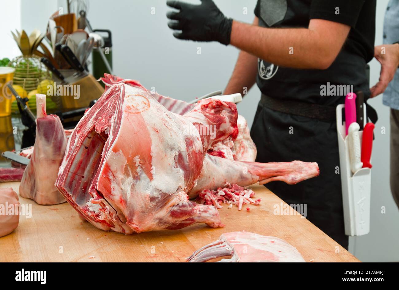 Eine Demonstration von Einem Schlächter, die zeigt, wie man Ein Lamm schlachtet, Christchurch Food Festival, Christchurch UK Stockfoto