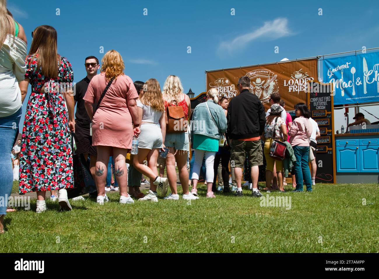 Eine lange Warteschlange von Leuten, die darauf warten, an Einem Fast Food-Stand des Christchurch Food Festivals, Christchurch, Großbritannien, serviert zu werden Stockfoto