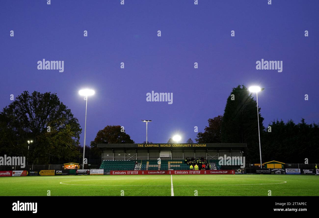 Allgemeiner Blick aus dem Boden vor dem Wiederholungsspiel des Emirates FA Cup in der ersten Runde im Camping World Community Stadium, Horsham. Bilddatum: Dienstag, 14. November 2023. Stockfoto