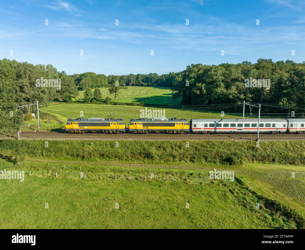 DE LUTTE, NIEDERLANDE - 15. SEPTEMBER 2023: DB-Personenzug mit zwei Lokomotiven der niederländischen Eisenbahn (NS) davor Stockfoto