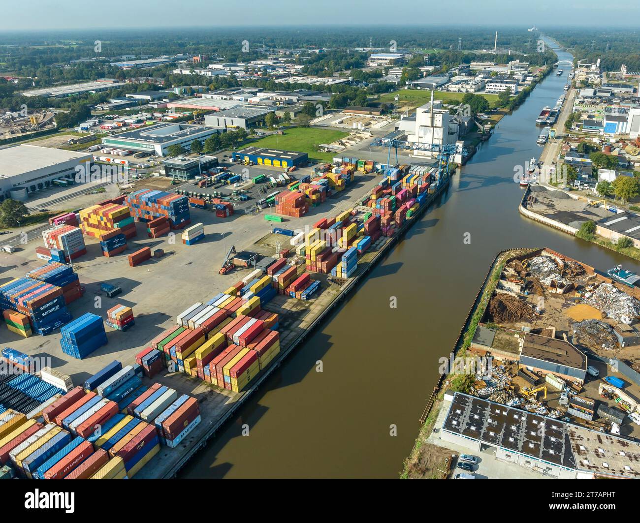 HENGELO, NIEDERLANDE - 30. SEPTEMBER 2023: Luftaufnahme des Combi Terminal Twente entlang des Twente-Kanals Stockfoto