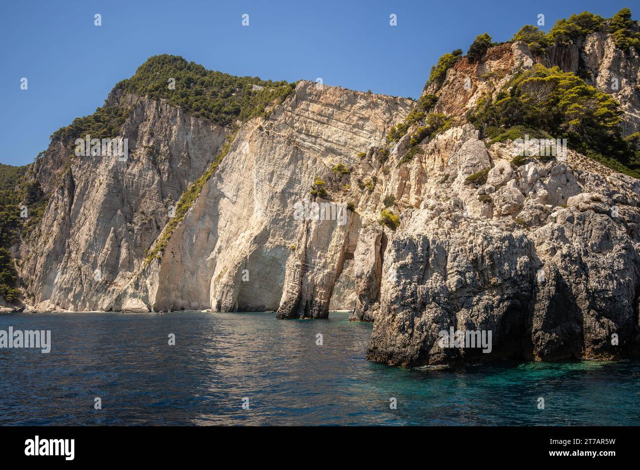 Keri Höhlen während des Sommertages in Zakynthos. Felsige Klippe mit Bäumen und dem Ionischen Meer in Griechenland. Stockfoto