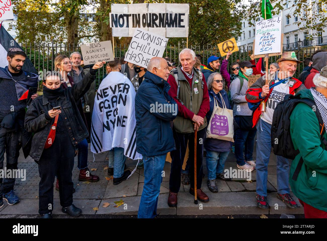 British Jews Come out, um Pro-palästinensische Demonstranten beim March for Palestine Event am 11. November in London zu unterstützen Stockfoto