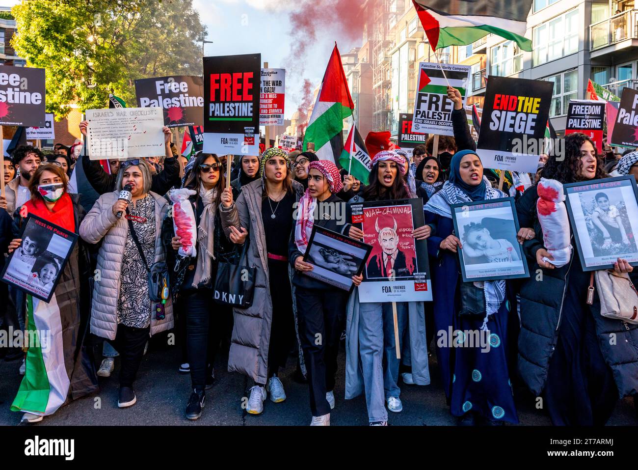 Junge Briten fordern eine Waffenruhe im Gazastreifen und Israel, die Bombardierung des Gazastreifens auf der Veranstaltung „Marsch für Palästina“ in London, Großbritannien, zu stoppen Stockfoto