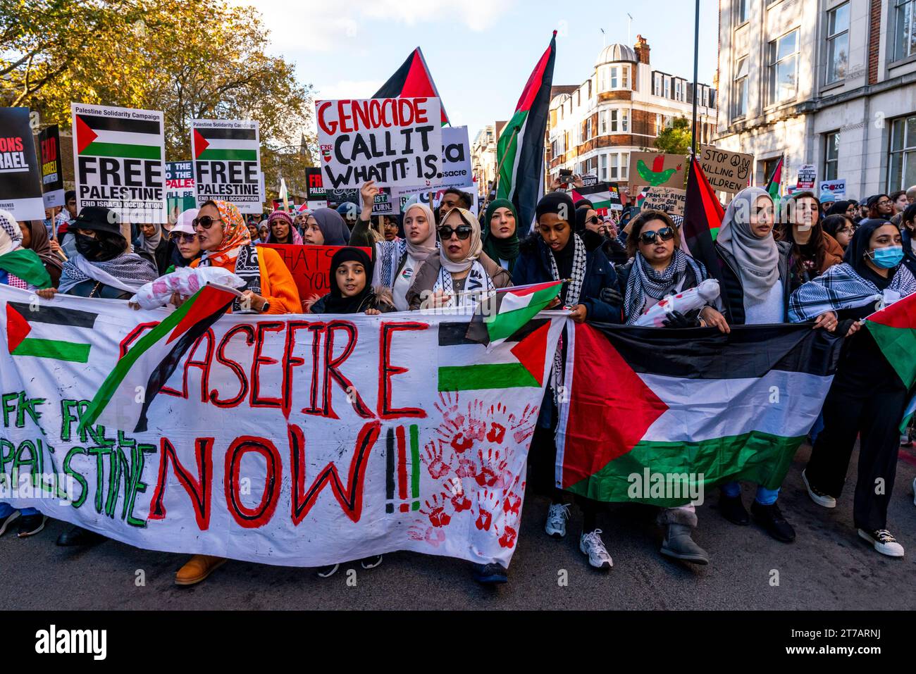 Junge Briten fordern eine Waffenruhe im Gazastreifen und Israel, die Bombardierung des Gazastreifens auf der Veranstaltung „Marsch für Palästina“ in London, Großbritannien, zu stoppen Stockfoto