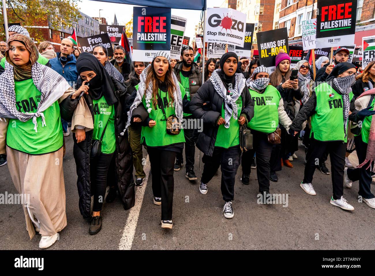 Wütende junge britische Muslime rufen zum Waffenstillstand in Gaza auf und fordern Israel auf, die Bombardierung des Gazastreifens beim Marsch für Palästina in London, Großbritannien, zu stoppen Stockfoto