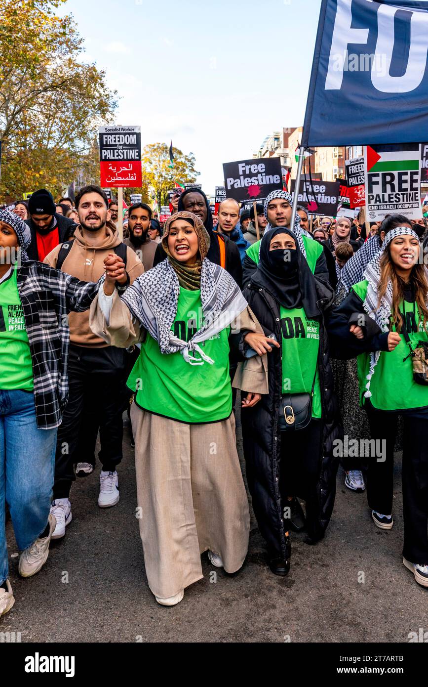 Wütende junge britische Muslime rufen zum Waffenstillstand in Gaza auf und fordern Israel auf, die Bombardierung des Gazastreifens beim Marsch für Palästina in London, Großbritannien, zu stoppen Stockfoto