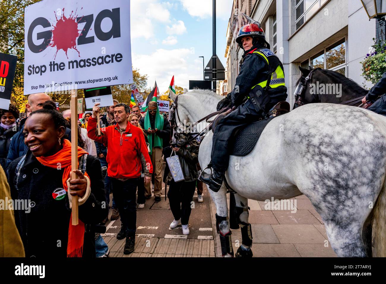 Ein berittener Metropolitan Police Officer beobachtet Demonstranten auf dem Marsch für Palästina-Event, Vauxhall Bridge Road, London, Großbritannien Stockfoto