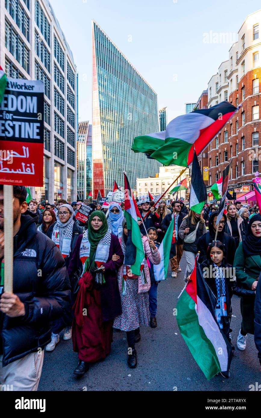 Wütende britische Muslime rufen zum Waffenstillstand in Gaza auf und fordern Israel auf, die Bombardierung der „Marsch für Palästina“ in London, Großbritannien, zu stoppen Stockfoto