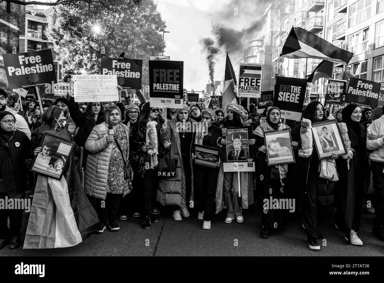 Junge Briten fordern eine Waffenruhe im Gazastreifen und Israel, die Bombardierung des Gazastreifens beim Marsch für Palästina in London, Großbritannien, zu stoppen Stockfoto
