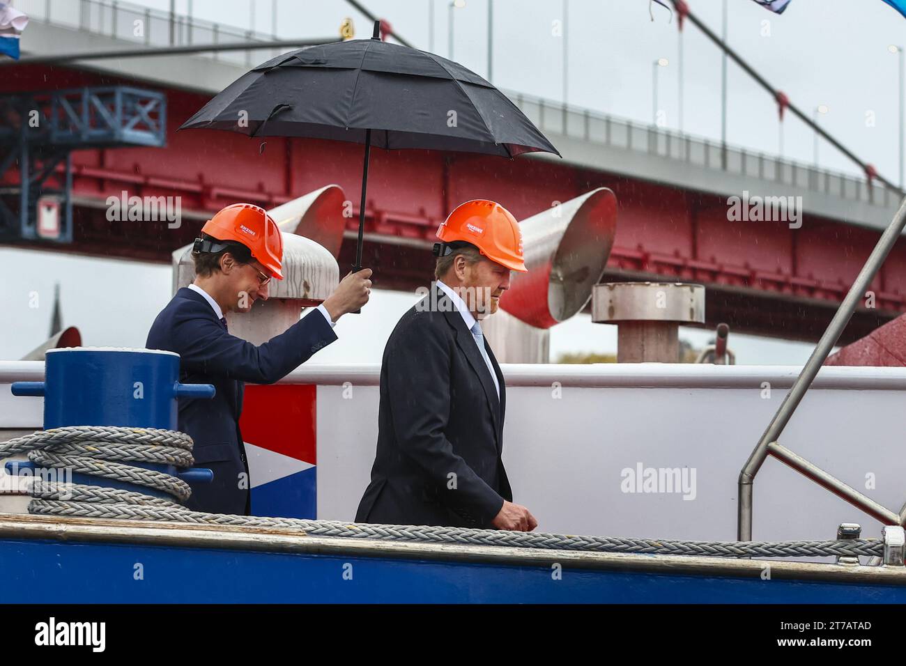 DUISBURG - König Willem-Alexander mit Herrn H. Wüst, Premierminister von Nordrhein-Westfalen, an Bord des zukünftigen Wasserstoffschiffs Antonie im Duisburger Hafen. Der Schwerpunkt der Begehung liegt auf verschiedenen Wasserstoffprojekten. ANP VINCENT JANNINK niederlande aus - belgien aus Stockfoto