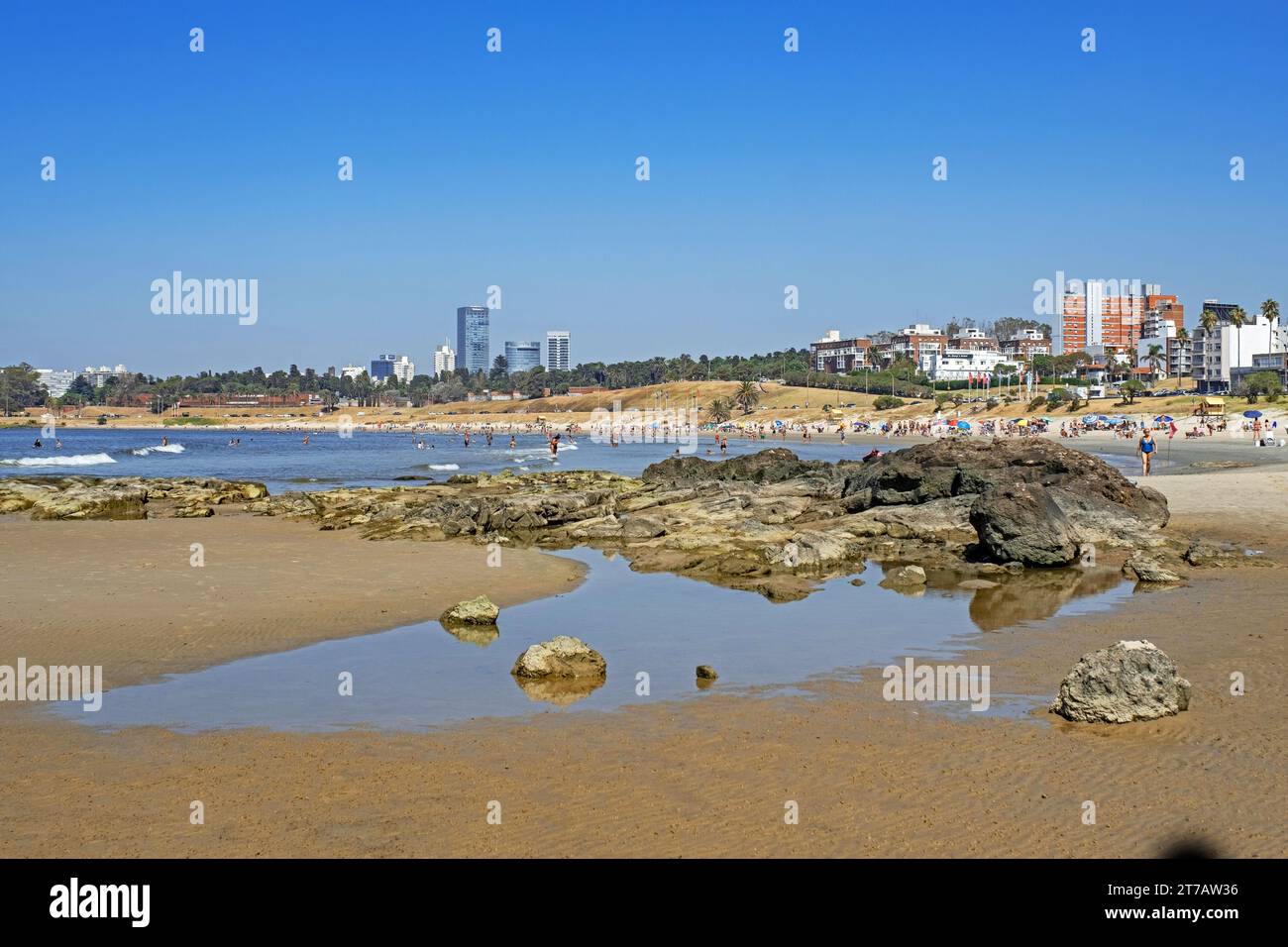 Touristen sonnen sich am Strand Playa Malvín, Küstenbarrio der Stadt Montevideo, Uruguay, Südamerika Stockfoto