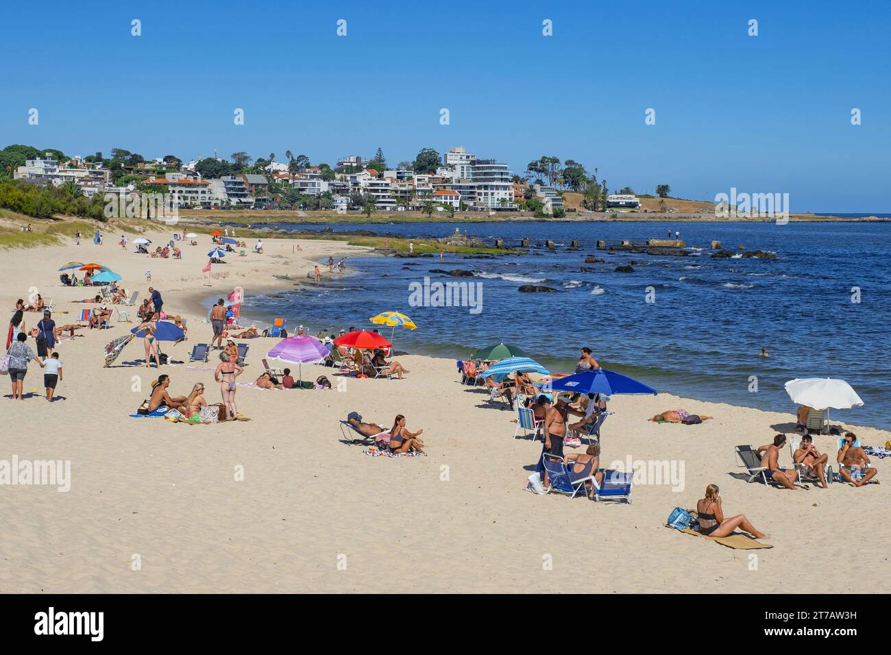 Touristen sonnen sich am Playa Honda Strand, Küstenbarrio Capurro der Stadt Montevideo, Uruguay, Südamerika Stockfoto