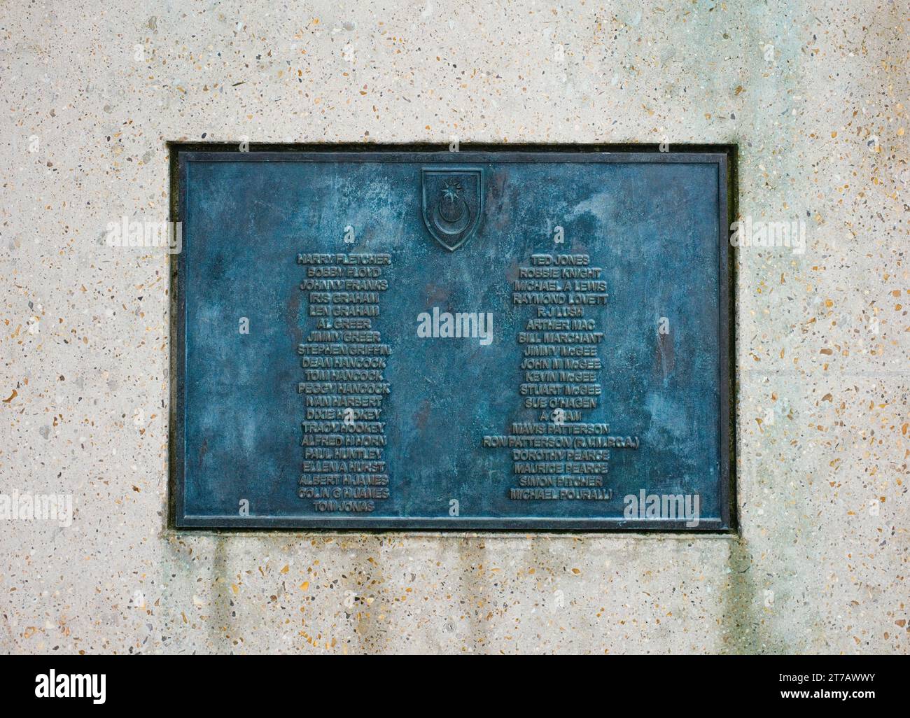 Liste der Namen auf dem Denkmal für die „Lammlarks“, die in den 1960er Jahren für Pfennig im Hafen waten Stockfoto