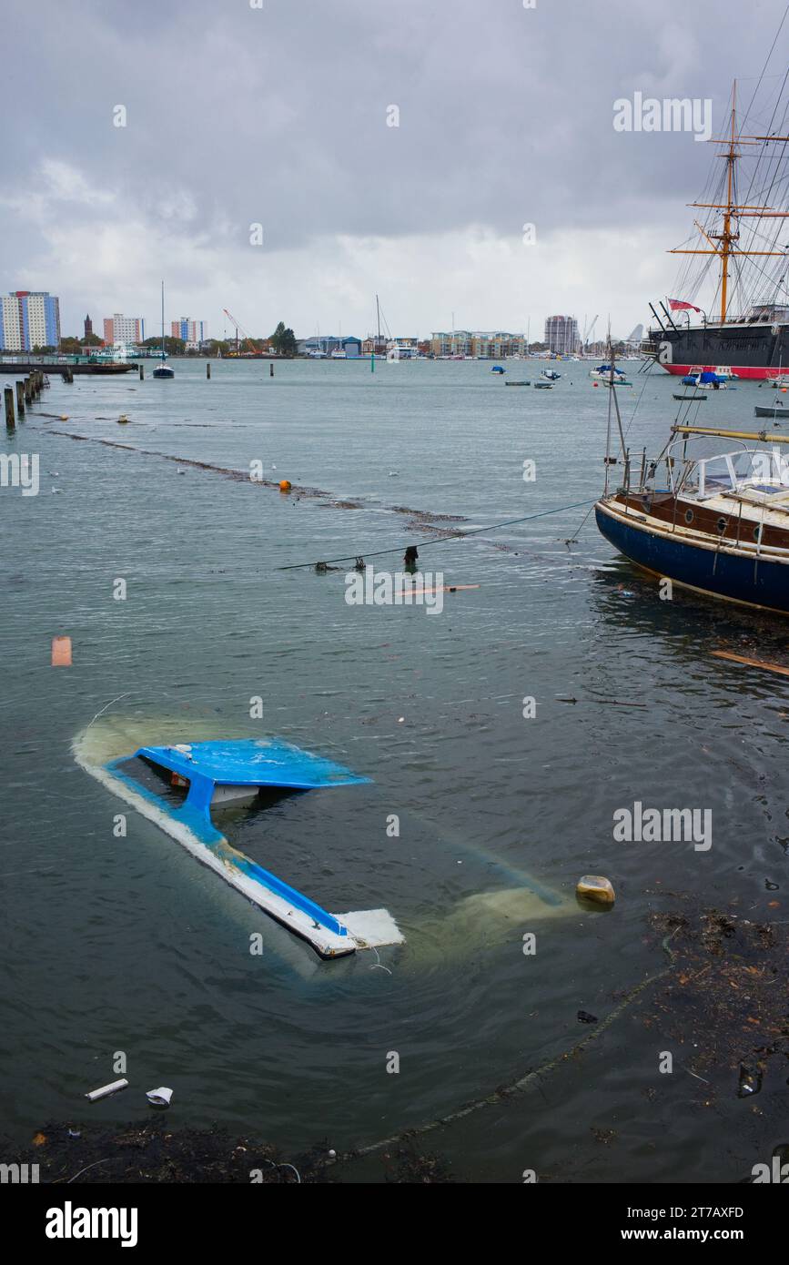 Ein versunkenes kleines Boot in der harten Gegend des Portsmouth Harbour Stockfoto