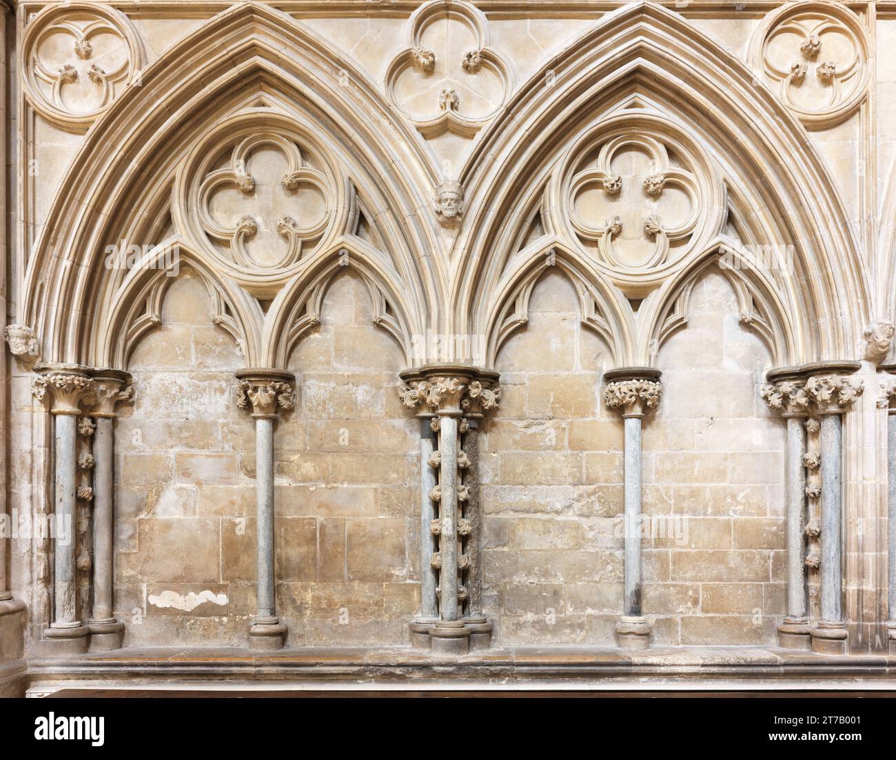 Ein Duo von dekorativen Bögen an einer Wand in der mittelalterlichen christlichen Kathedrale in Lincoln, England. Stockfoto