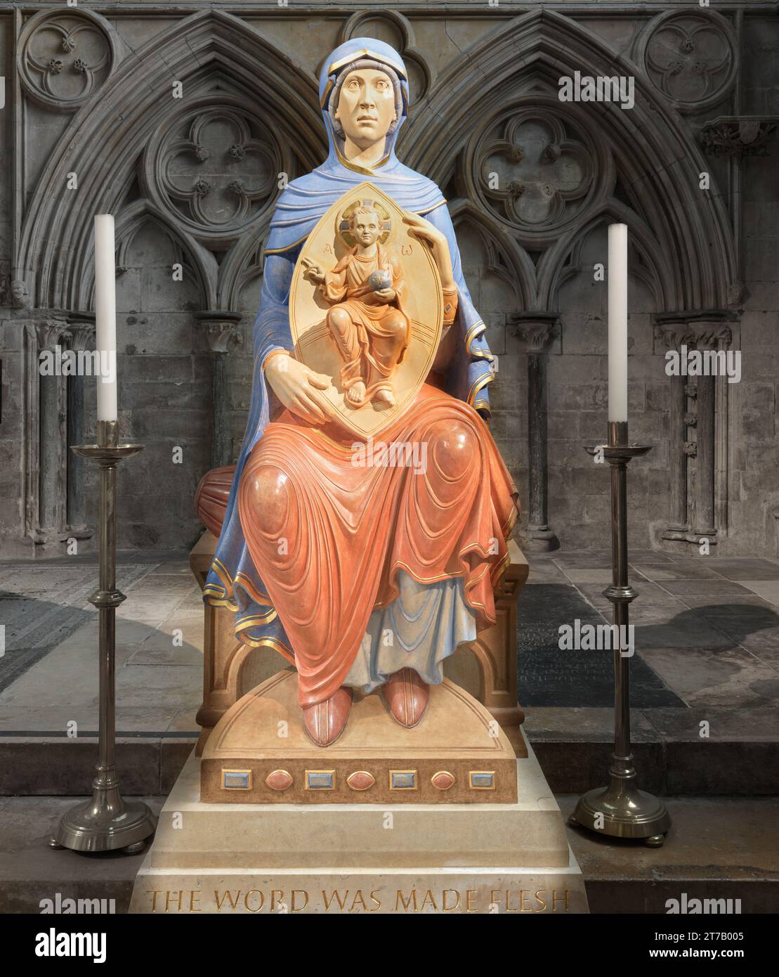 Eine Statue des Kindes Jesus Christus und seiner Mutter Maria in der Frauenkapelle der mittelalterlichen christlichen Kathedrale in Lincoln, England. Stockfoto
