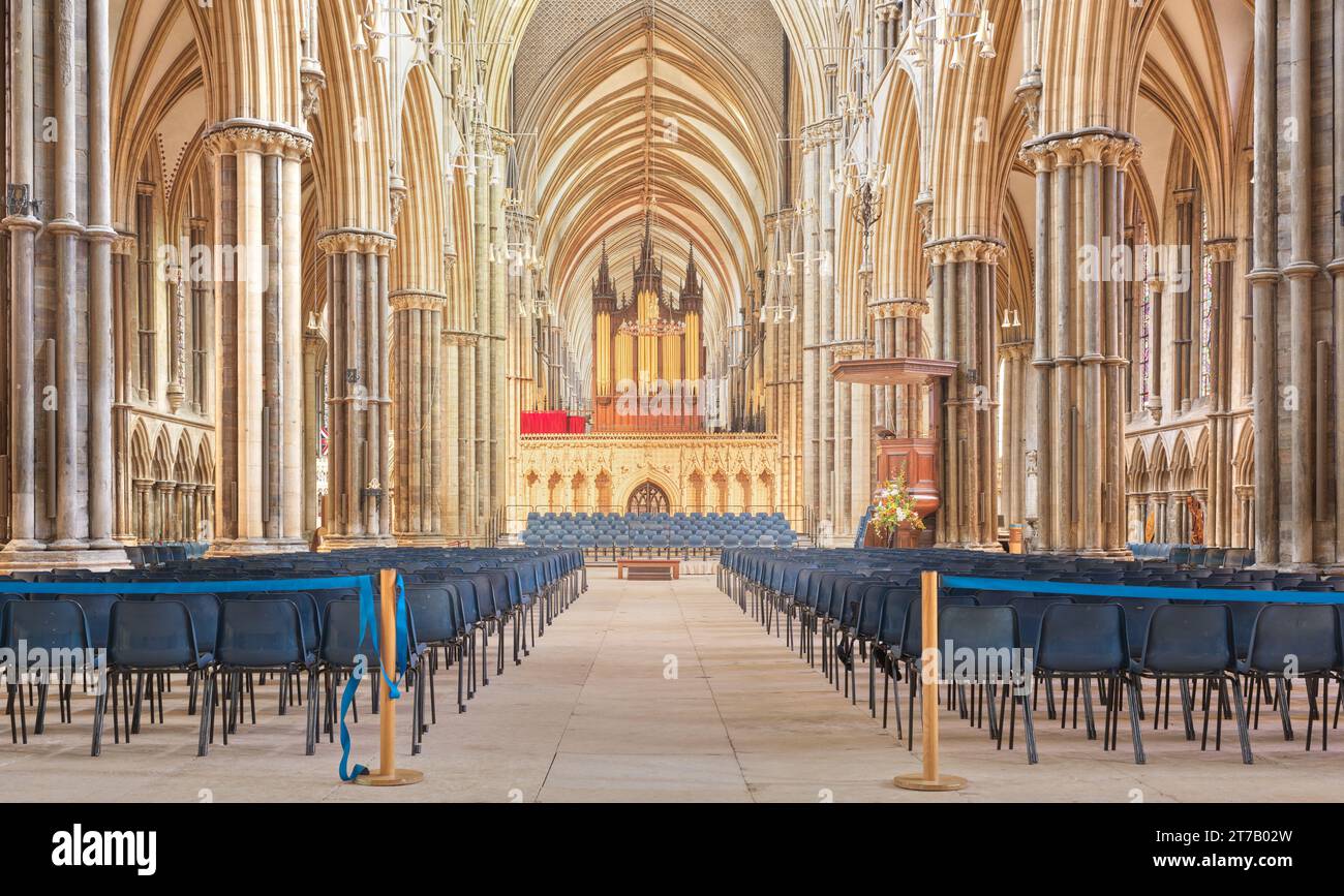 Das Schiff in der mittelalterlichen christlichen Kathedrale in Lincoln, England Stockfoto