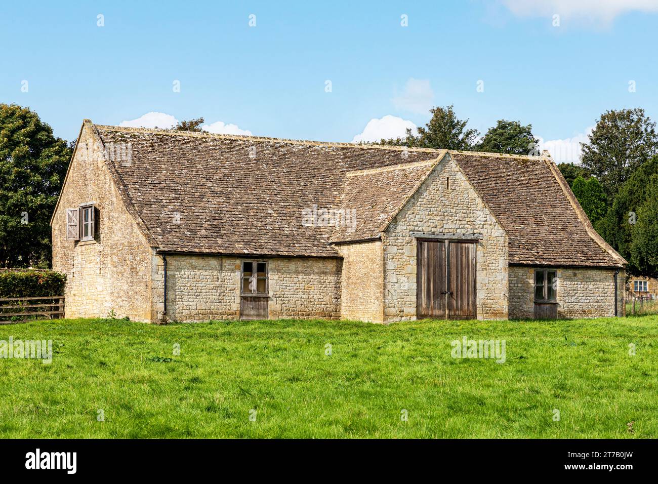 Eine traditionelle Steinscheune aus dem 18. Jahrhundert im Cotswold-Dorf Guiting Power, Gloucestershire, England, Großbritannien Stockfoto
