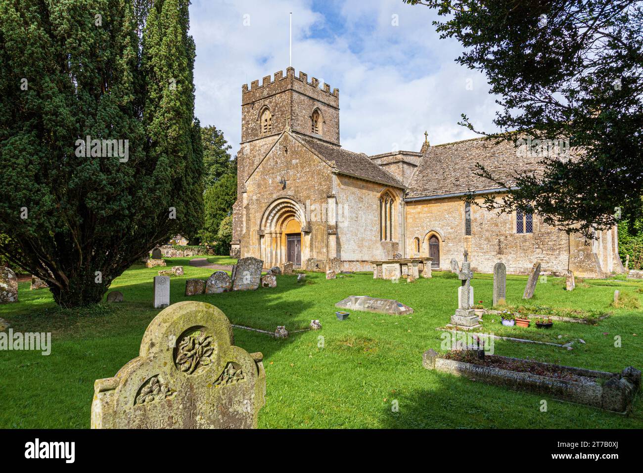 Die normannische Kirche St. Michael im Dorf Guiting Power in Cotswold, Gloucestershire, England, Großbritannien Stockfoto
