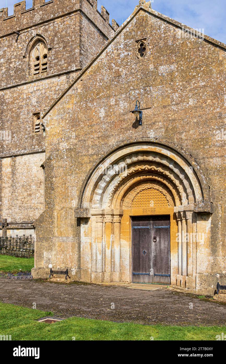 Eingang aus dem 12. Jahrhundert mit Rollen- und Chevron-Formteilen an der normannischen Kirche St. Michael im Cotswold-Dorf Guiting Power, Gloucestershire, Engla Stockfoto