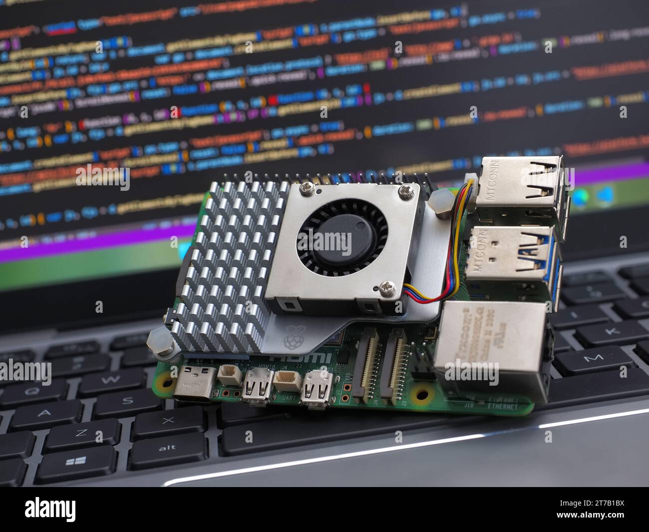 Galati, RUMÄNIEN - 11. November 2023: Nahaufnahme eines Raspberry Pi 5 auf einer Laptop-Tastatur. Der Raspberry Pi ist ein Einplatinencomputer im Kreditkartenformat Stockfoto