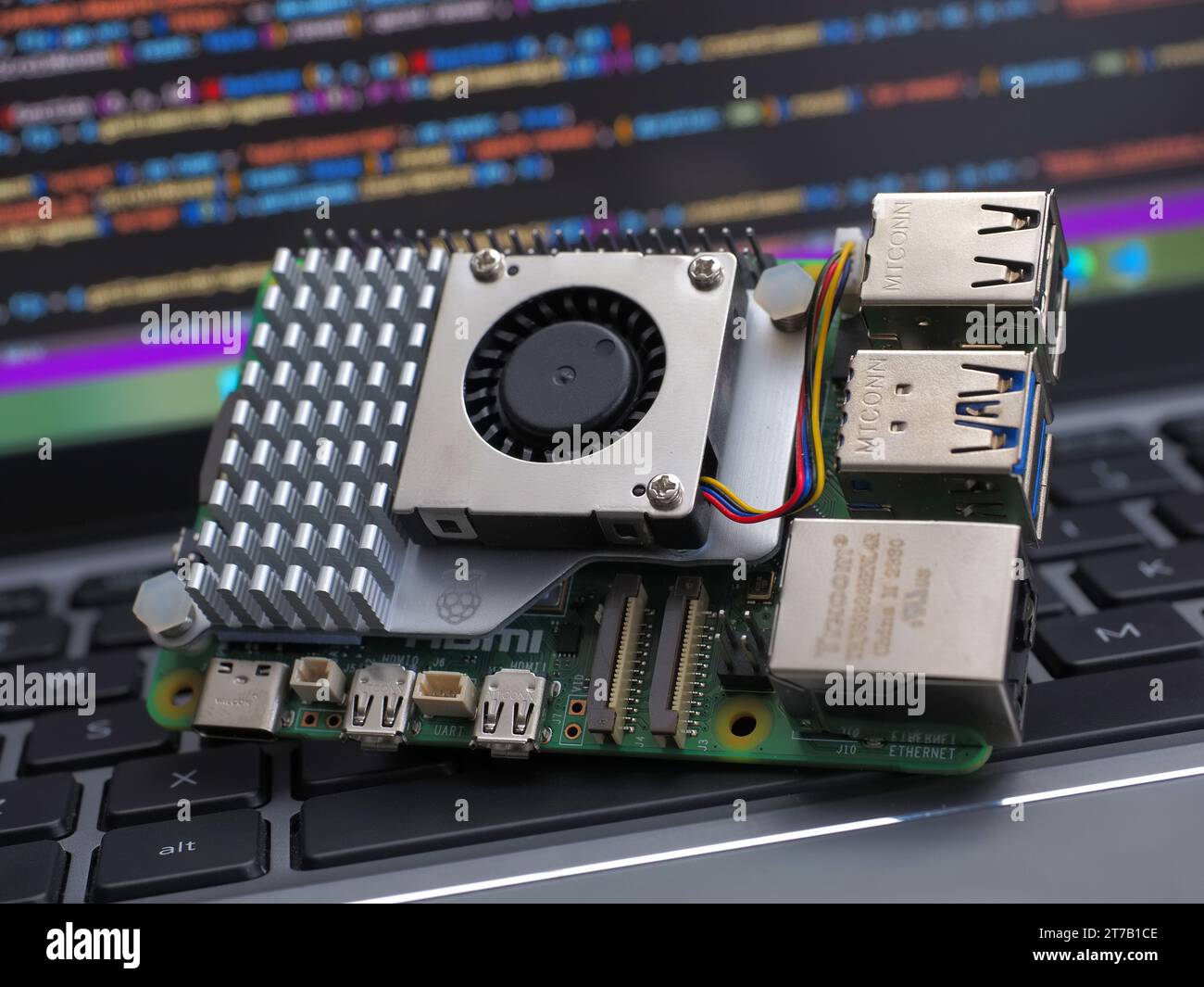 Galati, RUMÄNIEN - 11. November 2023: Nahaufnahme eines Raspberry Pi 5 auf einer Laptop-Tastatur. Der Raspberry Pi ist ein Einplatinencomputer im Kreditkartenformat Stockfoto