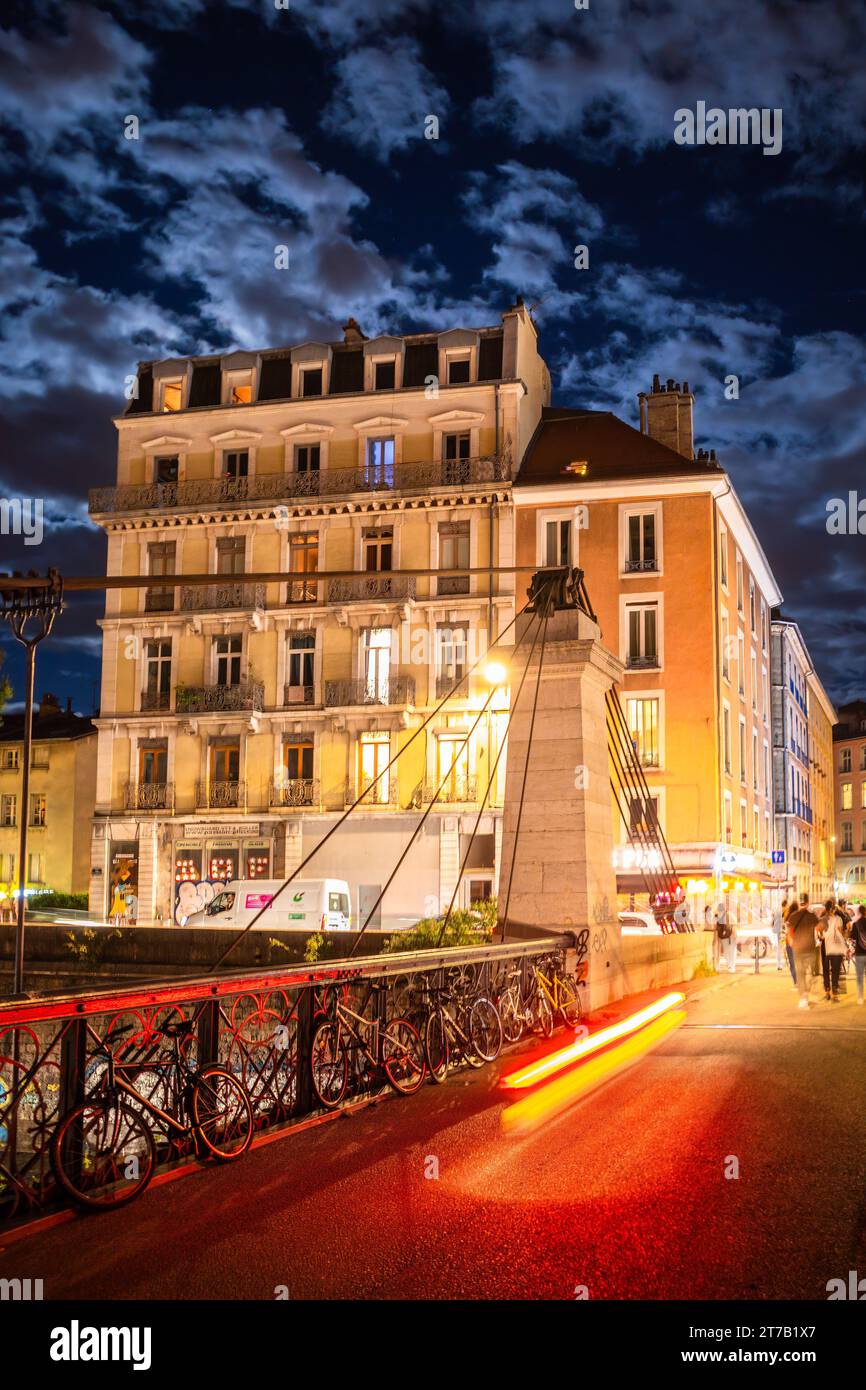 Grenoble, Frankreich - 29. September 2023: Grenoble bei Nacht von der Fußgängerbrücke Saint-Laurent - Hängebrücke - jetzt für Fußgänger reserviert. Stockfoto