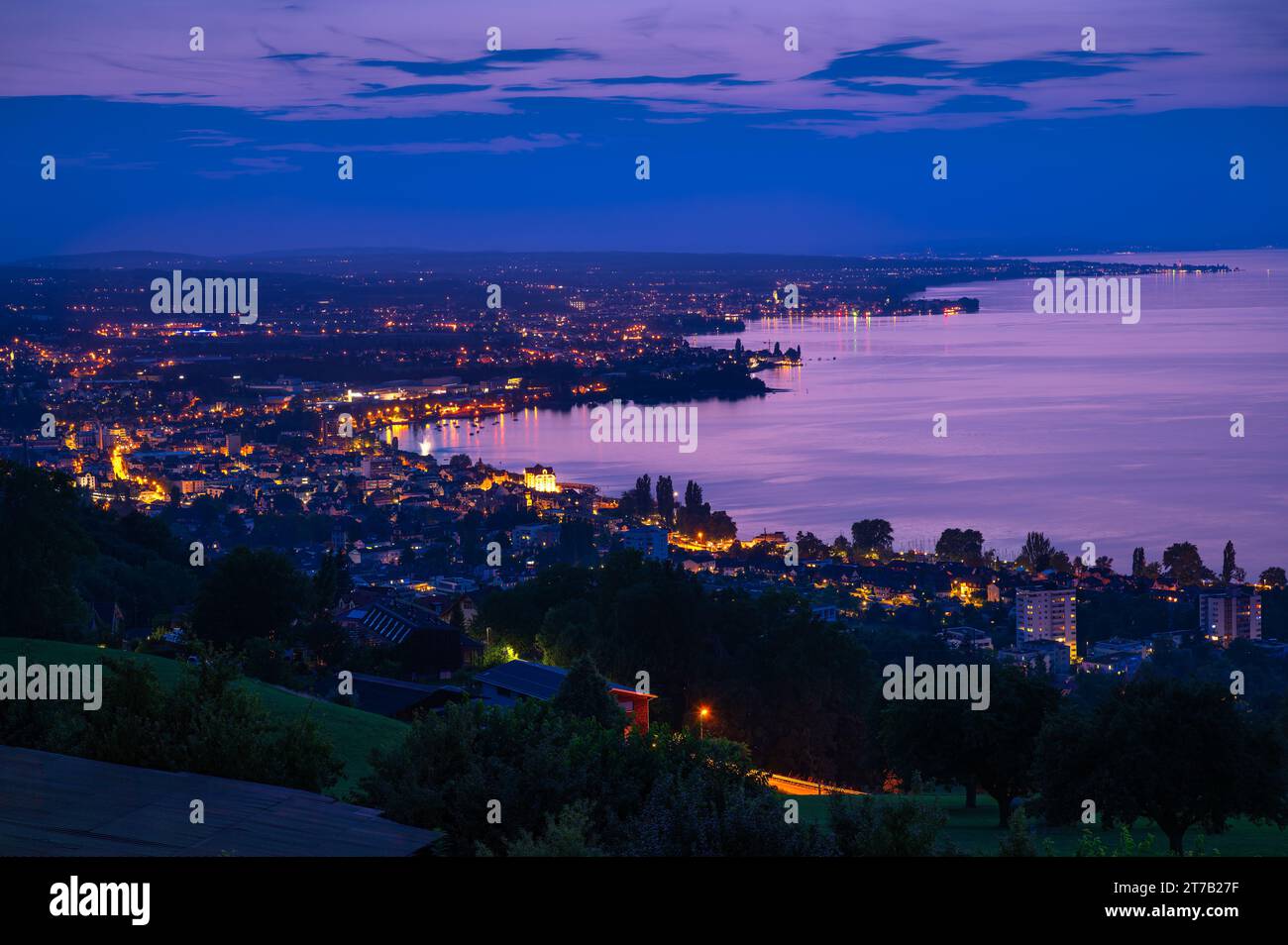 Abend und blaue Stunde in Rorschach am Bodensee in der Schweiz ...