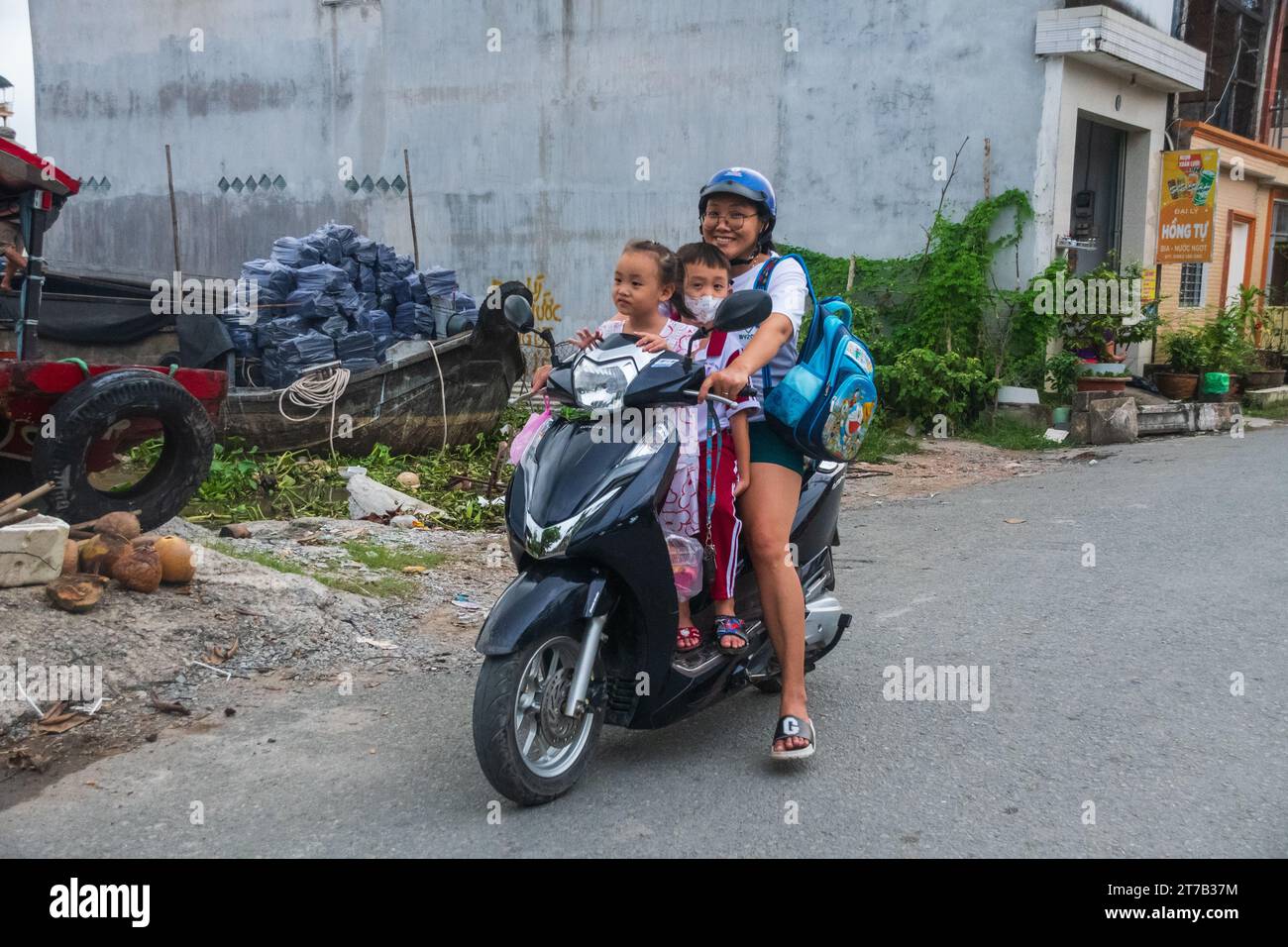 3/4 Menschen auf einem Motorrad, vietnam Stockfoto