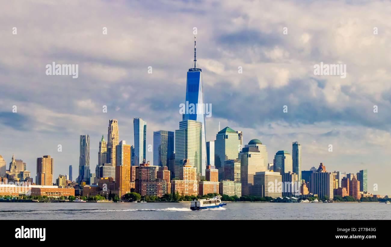Skyline von New York City mit Manhattan Financial District und World Trade Center spiegeln sich im Wasser des New York Harbor, NY Stockfoto