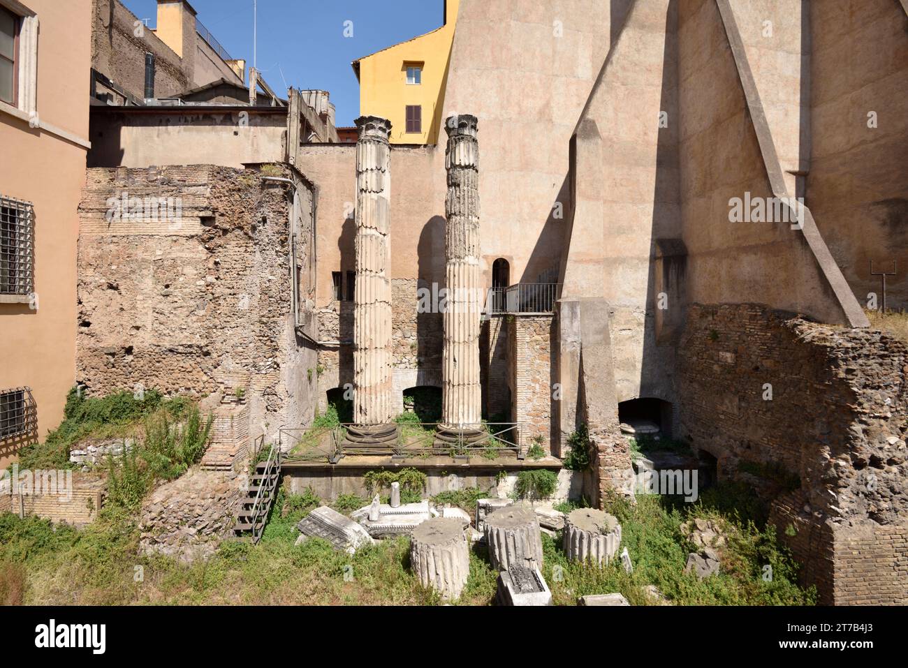 Italien, Rom, Via delle Botteghe Oscure, römische Säulen des Tempels der Nymphen Stockfoto