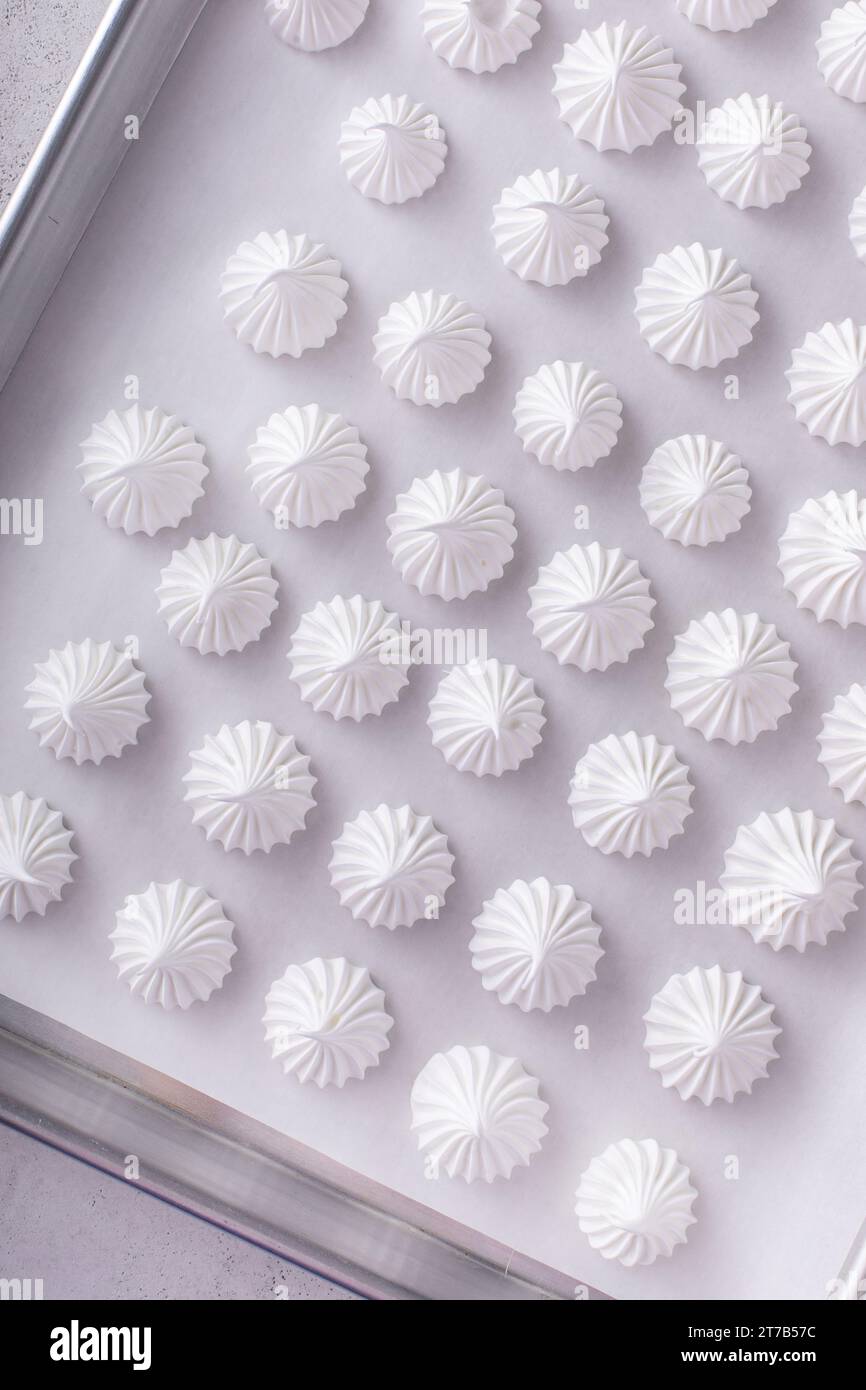 Meringue-Küsse auf einer Pfanne frisch gebackene, hausgemachte süße Dessert-Idee Stockfoto