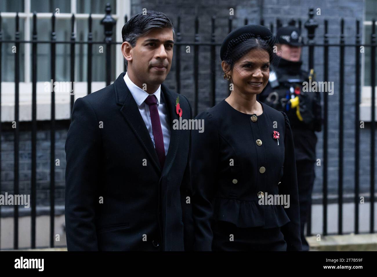 Rishi Sunak und Akshata Murthy gehen durch Whitehall, um an der Gedenkfeier am Cenotaph in London teilzunehmen. Politiker und Persönlichkeiten des öffentlichen Lebens spazieren durch Whitehall, um an der Gedenkfeier am Cenotaph in London teilzunehmen. Stockfoto