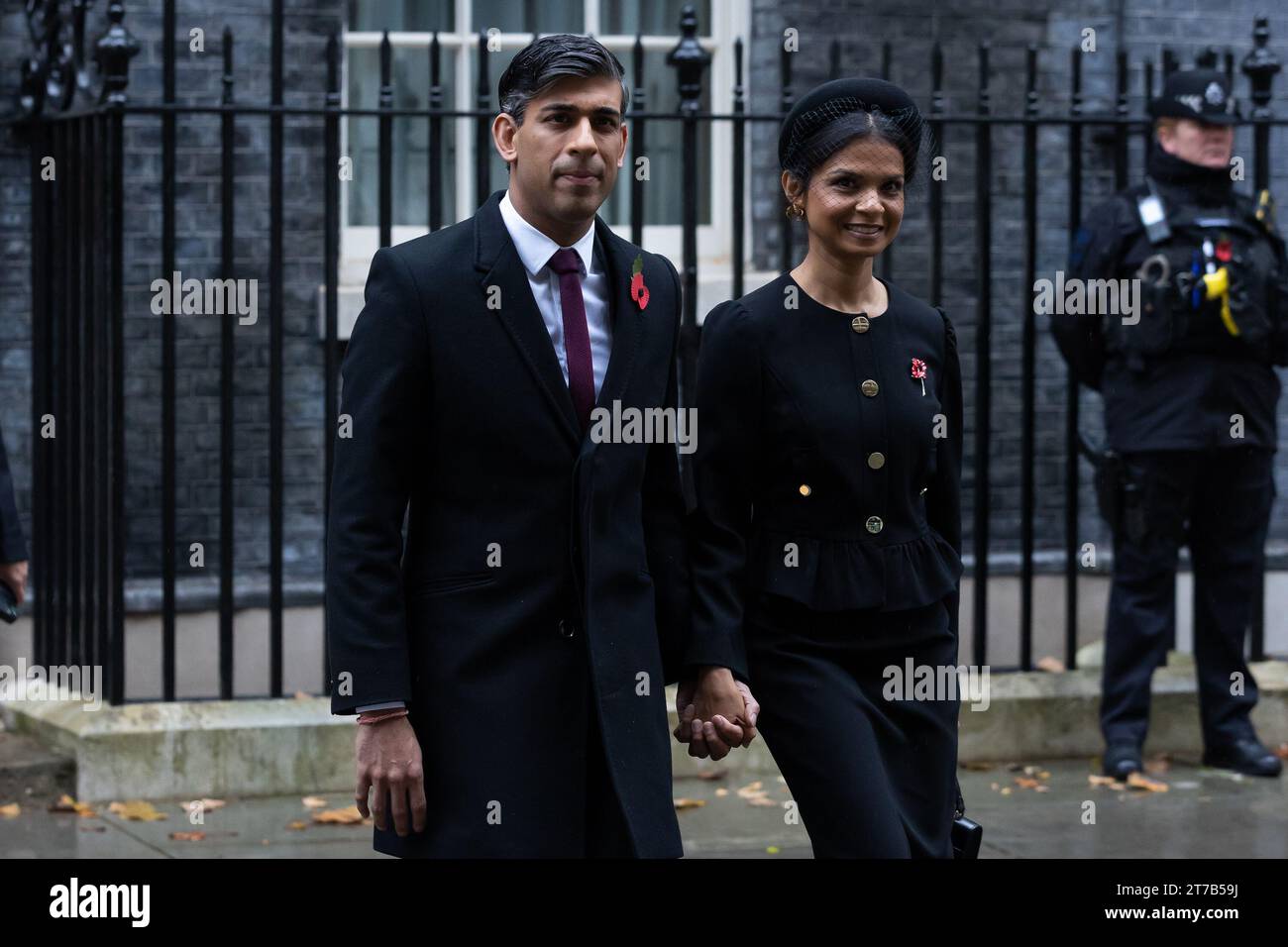 Rishi Sunak und Akshata Murthy gehen durch Whitehall, um an der Gedenkfeier am Cenotaph in London teilzunehmen. Politiker und Persönlichkeiten des öffentlichen Lebens spazieren durch Whitehall, um an der Gedenkfeier am Cenotaph in London teilzunehmen. Stockfoto