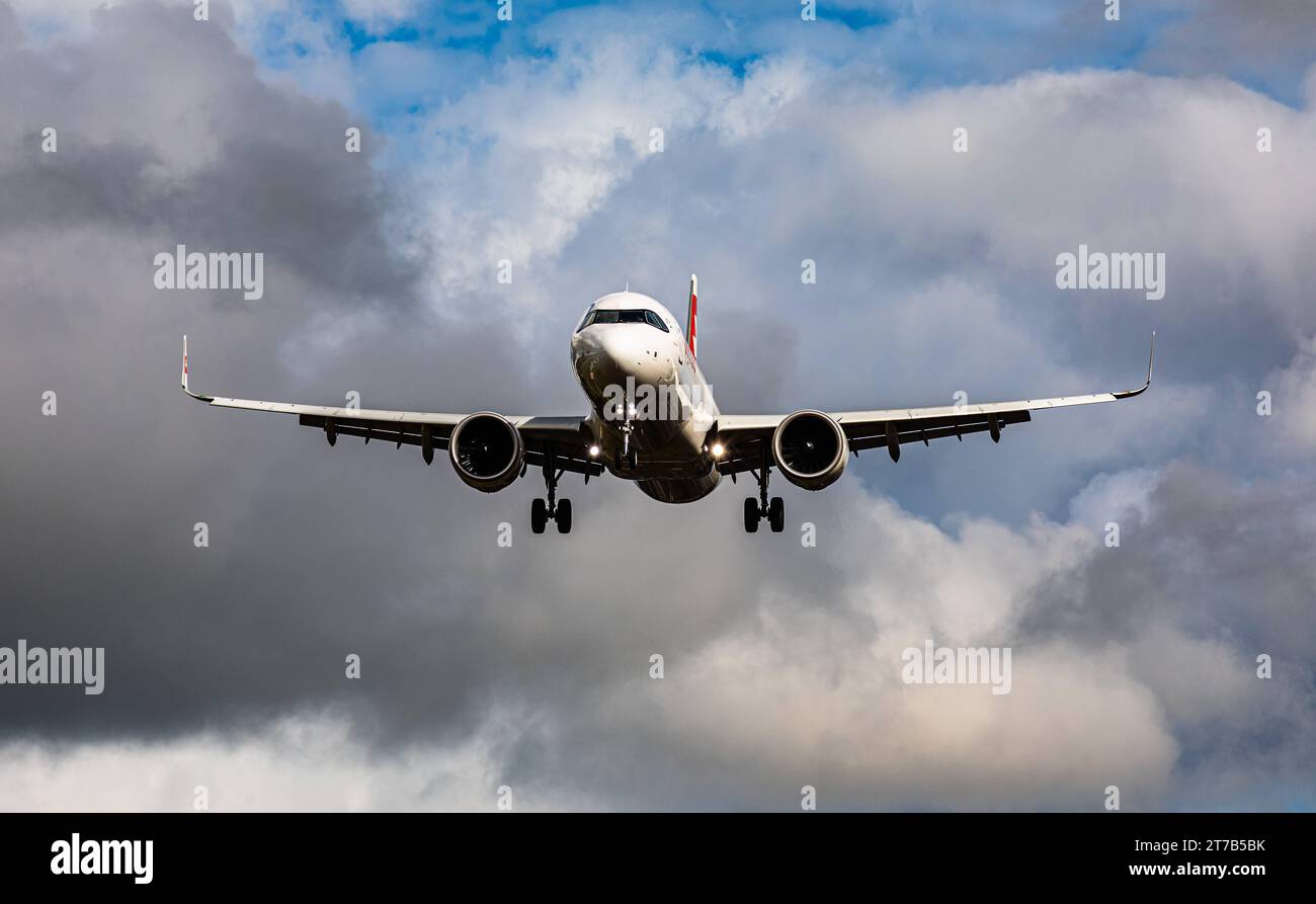 Swiss International Airlines ein Airbus A321-271NX von Swiss International Airlines befindet sich im Landeanflug auf den Flughafen Zürich. Der Airbus A321neo trägt die Registrierung HB-JPB. Es ist eines der neusten Flugzeuge in der Flotte der Lufthansa Tochtergesellschaft. Zürich, Schweiz, 02.10.2022 *** Swiss International Airlines ein Airbus A321 271NX von Swiss International Airlines nähert sich dem Flughafen Zürich an der Airbus A321neo trägt die Zulassung HB JPB es ist eines der neuesten Flugzeuge der Lufthansa-Tochter Zürich, Schweiz, 02 10 2022 Stockfoto