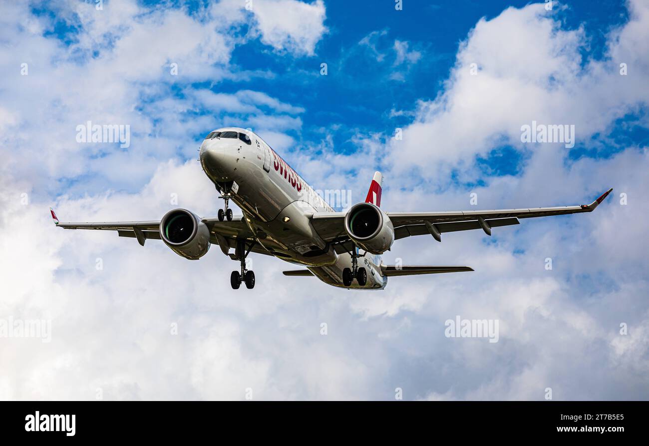 Swiss International Airlines ein Airbus A220-300 von Swiss International Airlines befindet sich im Landeanflug auf der Piste 28 des Flughafens Zürich. Registrierung HB-JCU. Zürich, Schweiz, 02.10.2022 *** Swiss International Airlines ein Airbus A220 300 der Swiss International Airlines nähert sich der Start- und Landebahn 28 am Flughafen Zürich Registrierung HB JCU Zürich, Schweiz, 02 10 2022 Credit: Imago/Alamy Live News Stockfoto
