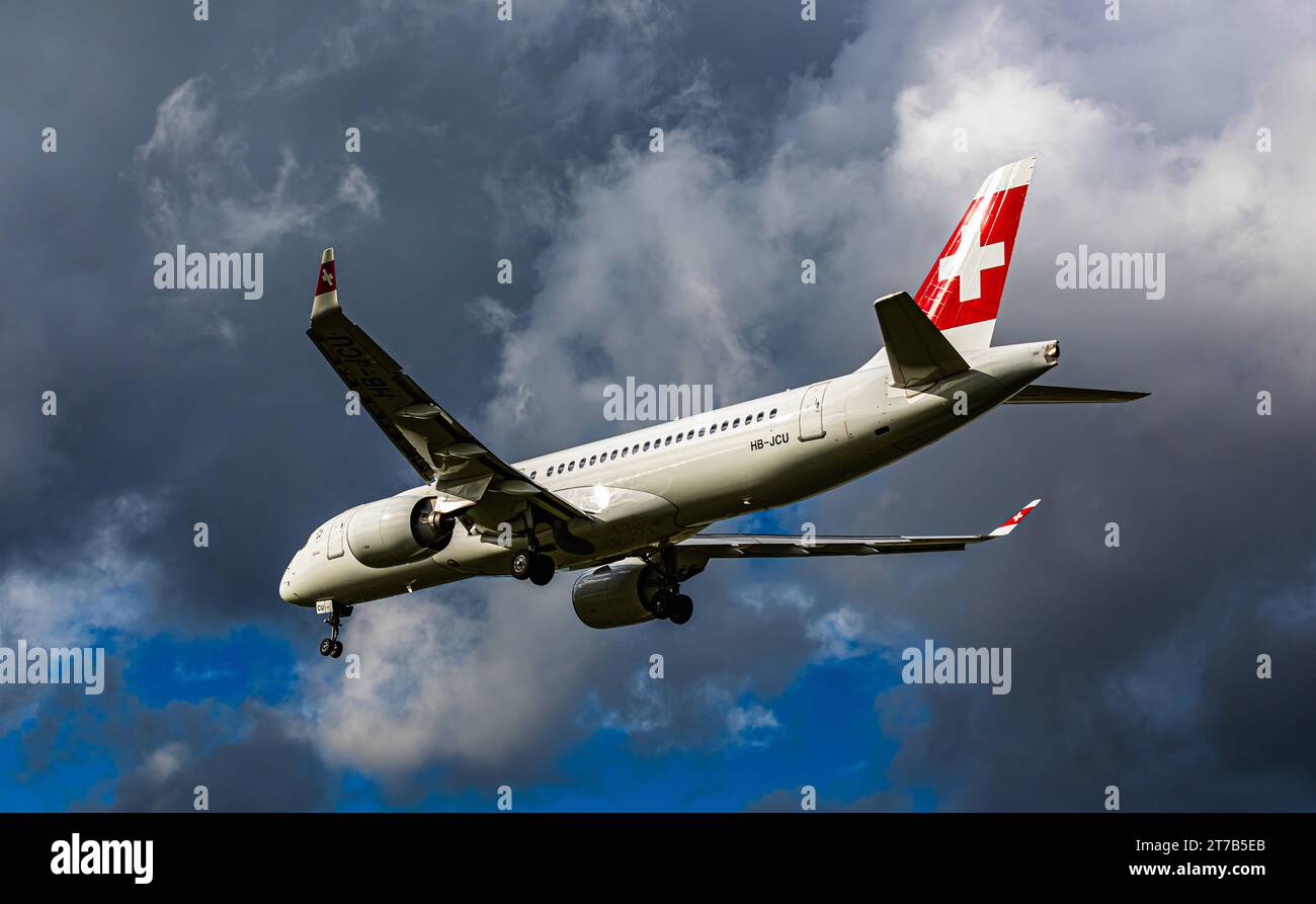 Swiss International Airlines ein Airbus A220-300 von Swiss International Airlines befindet sich im Landeanflug auf der Piste 28 des Flughafens Zürich. Registrierung HB-JCU. Zürich, Schweiz, 02.10.2022 *** Swiss International Airlines ein Airbus A220 300 der Swiss International Airlines nähert sich der Start- und Landebahn 28 am Flughafen Zürich Registrierung HB JCU Zürich, Schweiz, 02 10 2022 Credit: Imago/Alamy Live News Stockfoto