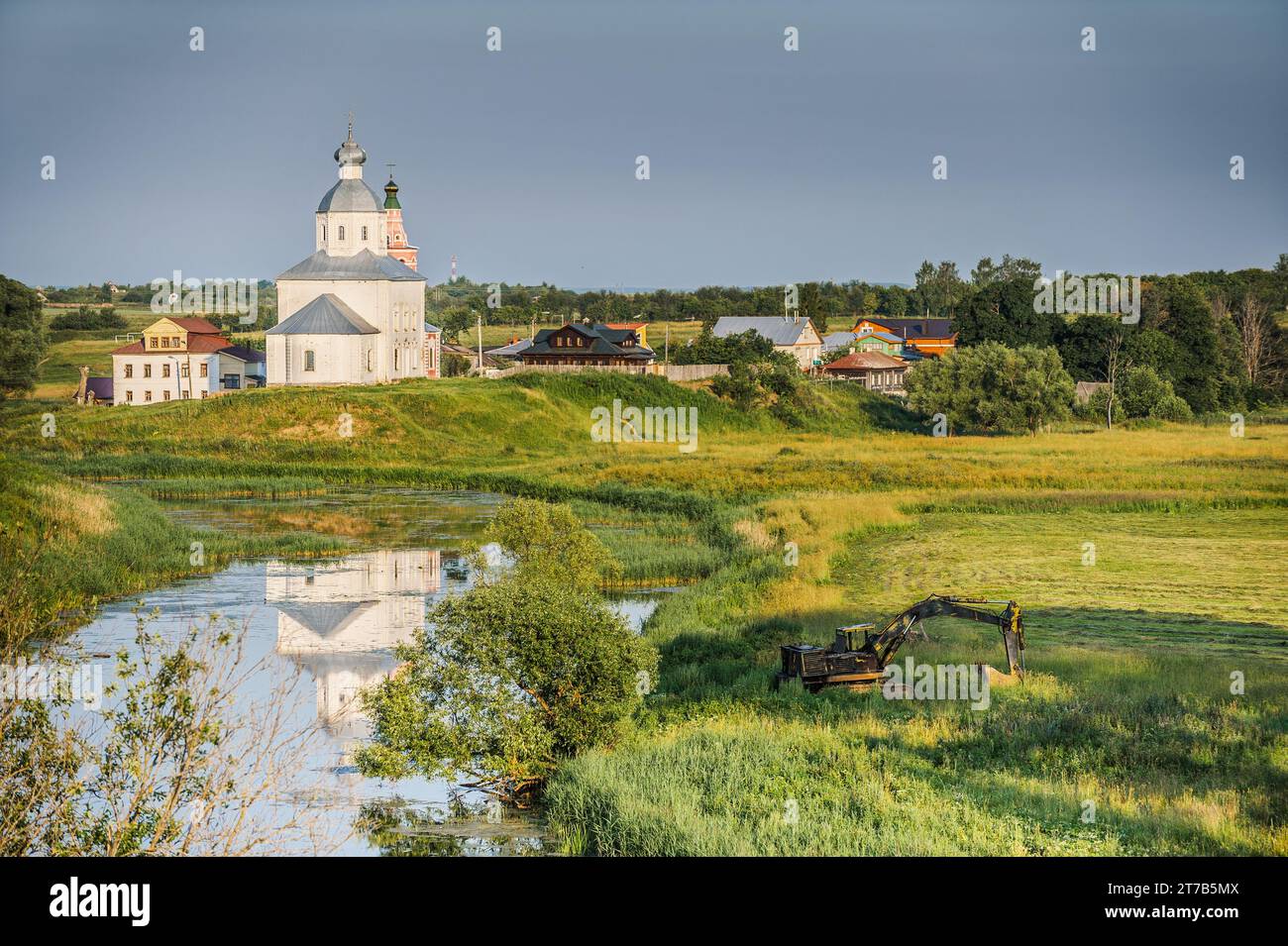 Kirche des Propheten Ivanova in Suzdal, in der Kurve des Flusses Kamenka, gegenüber dem Kreml Suzdal. Stockfoto