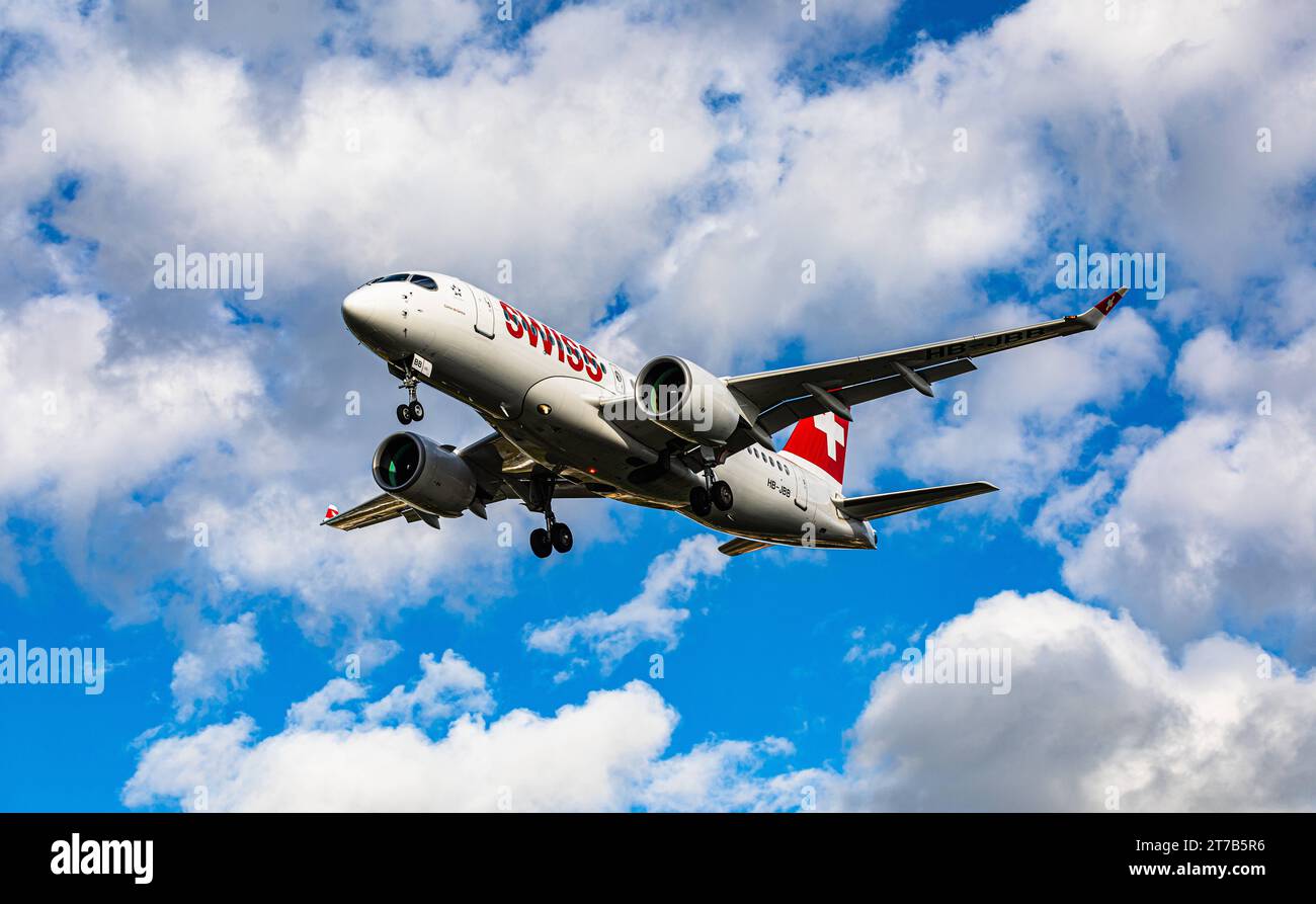 Swiss International Airlines ein Airbus A220-100 von Swiss International Airlines befindet sich im Landeanflug auf den Flughafen Zürich. Registrierung HB-JBB. Zürich, Schweiz, 02.10.2022 *** Swiss International Airlines ein Airbus A220 100 der Swiss International Airlines nähert sich dem Flughafen Zürich Registrierung HB JBB Zürich, Schweiz, 02 10 2022 Credit: Imago/Alamy Live News Stockfoto